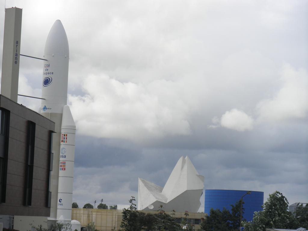 Hotel Cite De L'espace Mouchotte 2*