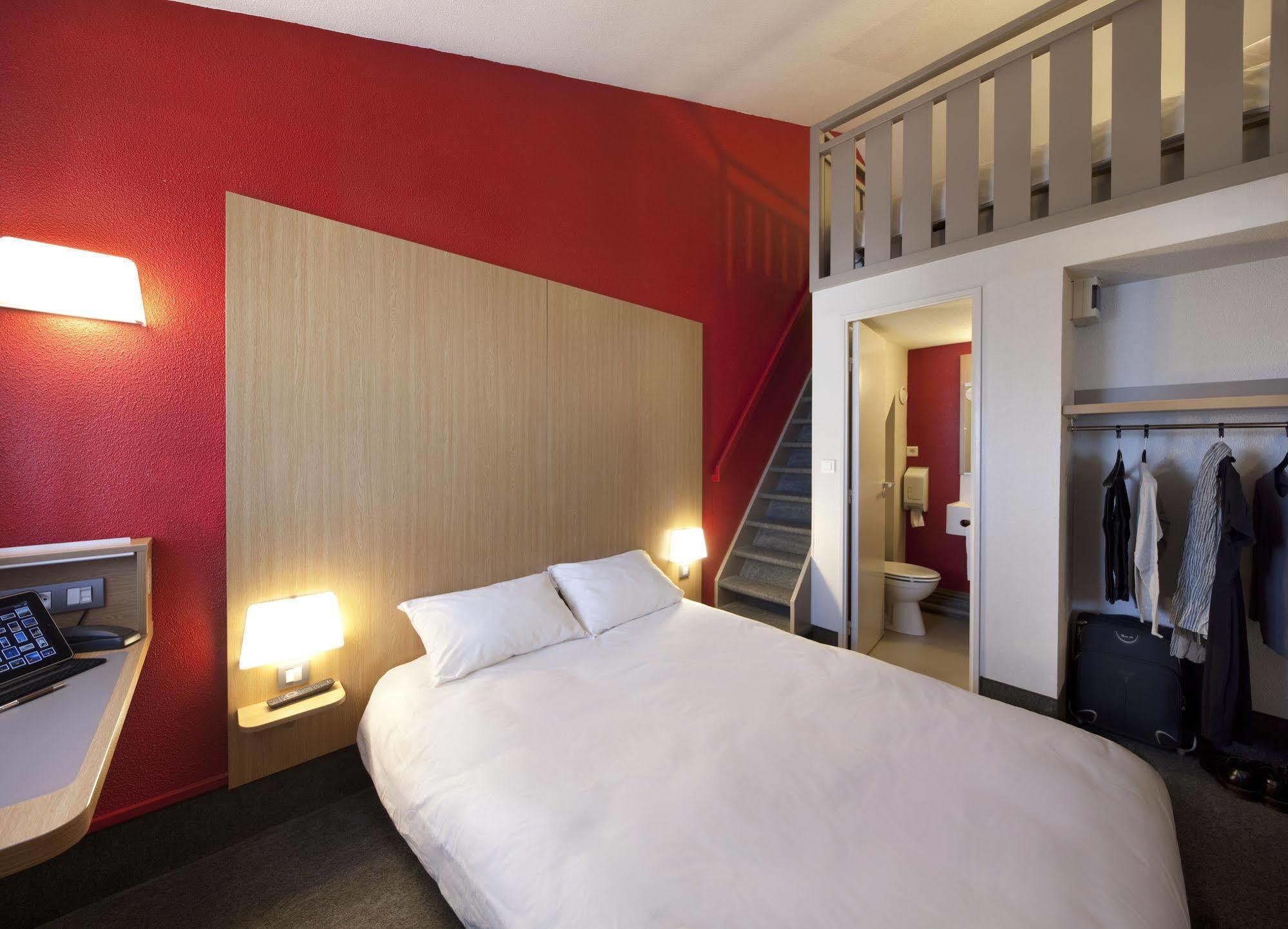 Hotel Cite De L'espace Mouchotte 2*